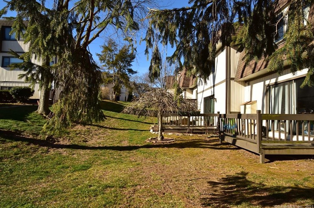 32 Shad Row, Suffield CT  06078-1922 exterior