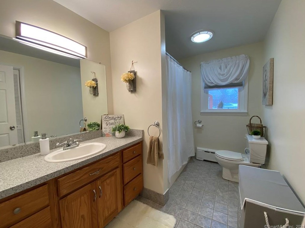 88 Jeffrey Ln, Meriden CT 06451-2730 exterior