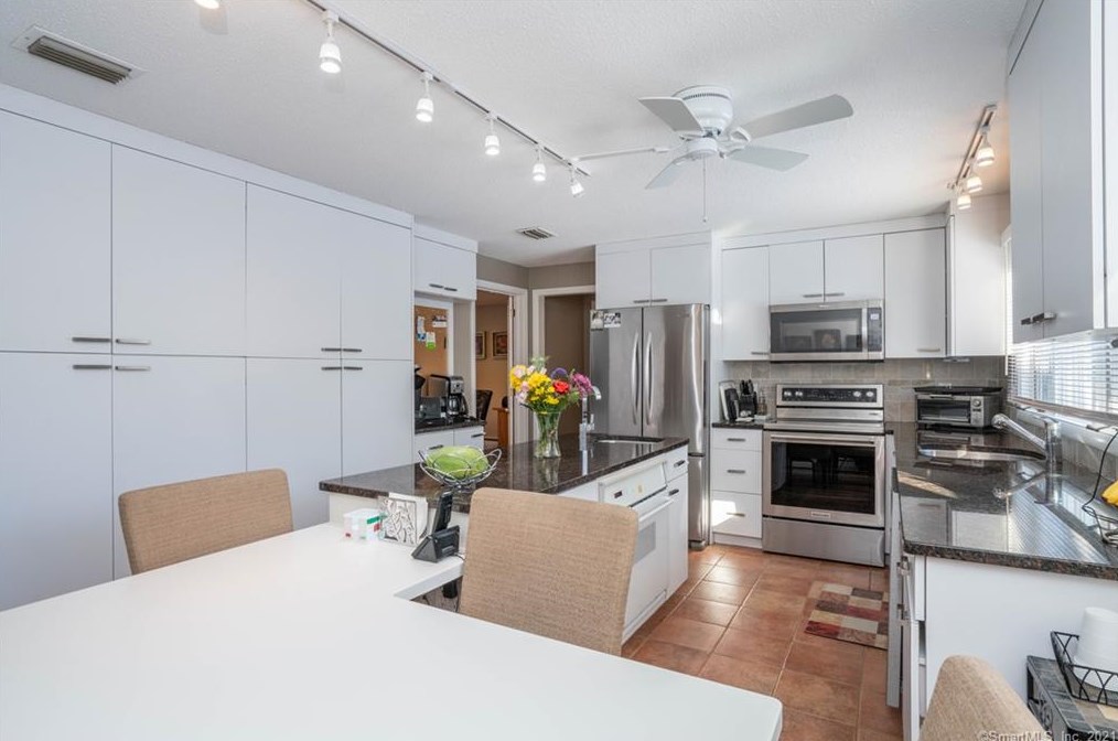 29 Stoneham Dr, Hartford CT 06117-2250 exterior