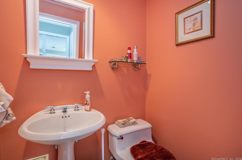 29 Stoneham Dr, Hartford CT 06117-2250 exterior