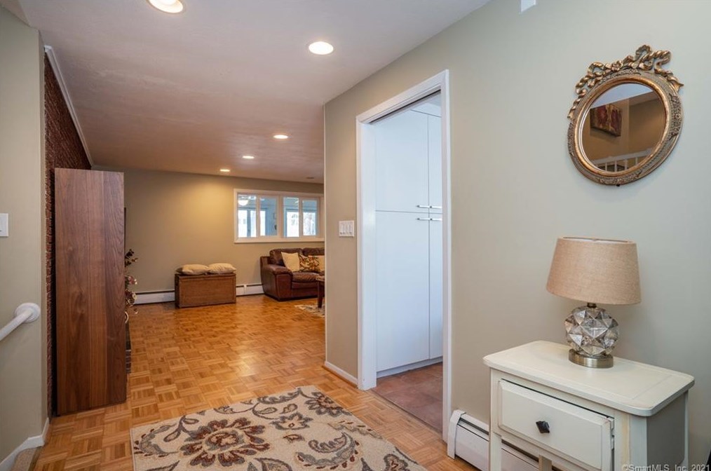 29 Stoneham Dr, Hartford CT 06117-2250 exterior