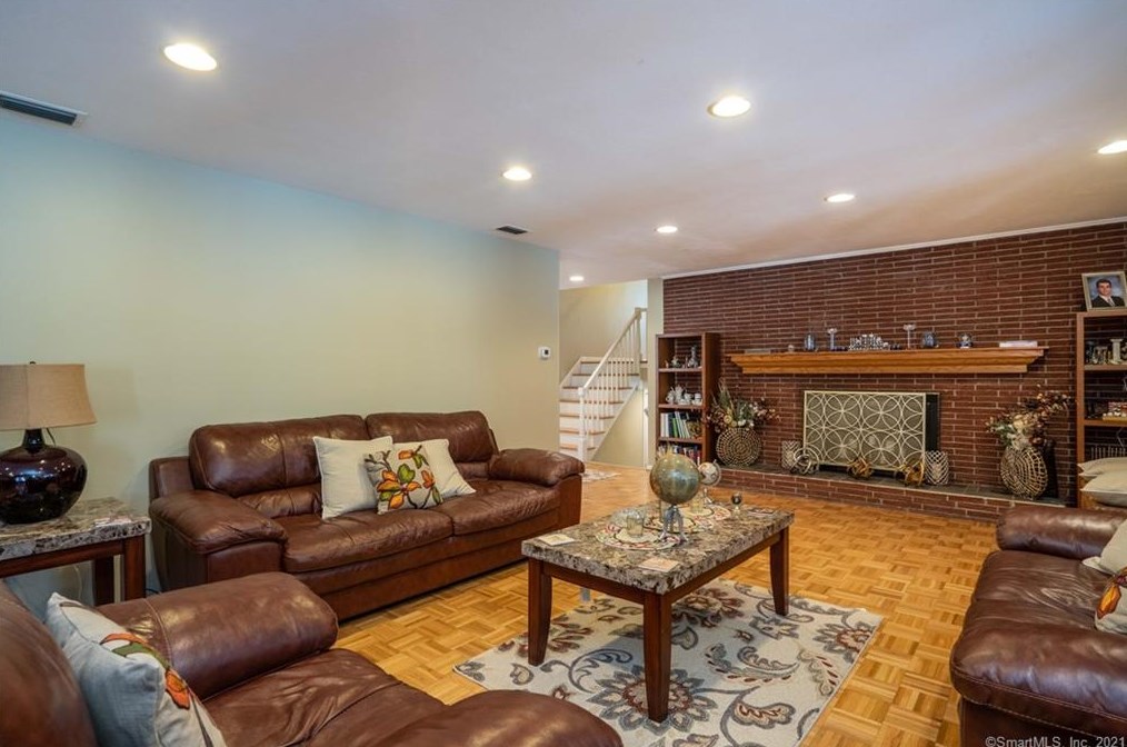 29 Stoneham Dr, Hartford CT 06117-2250 exterior