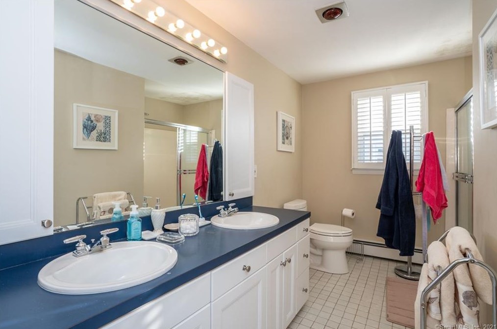 29 Stoneham Dr, Hartford CT 06117-2250 exterior