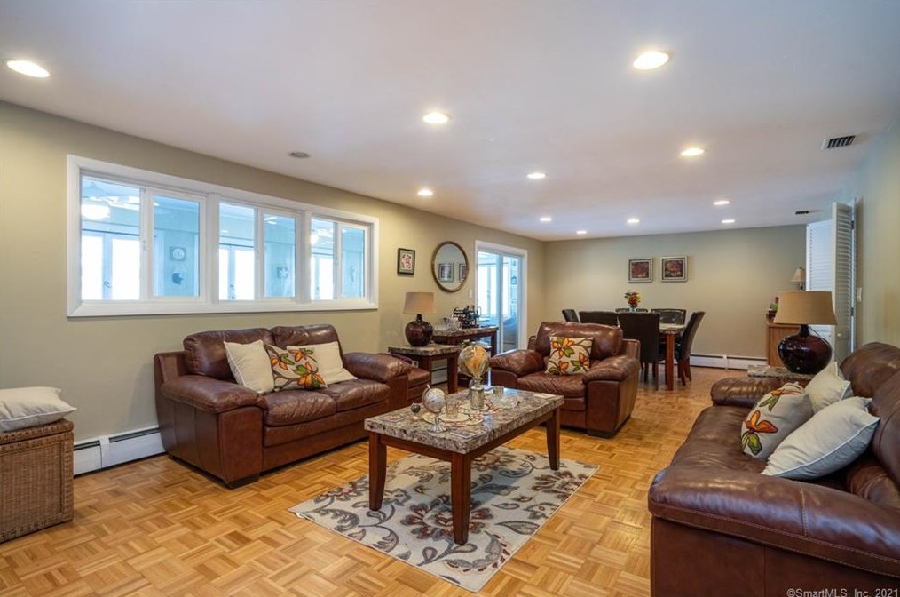 29 Stoneham Dr, Hartford CT 06117-2250 exterior