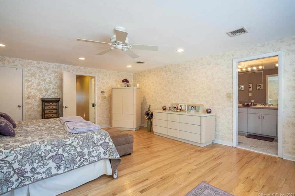 29 Stoneham Dr, Hartford CT 06117-2250 exterior