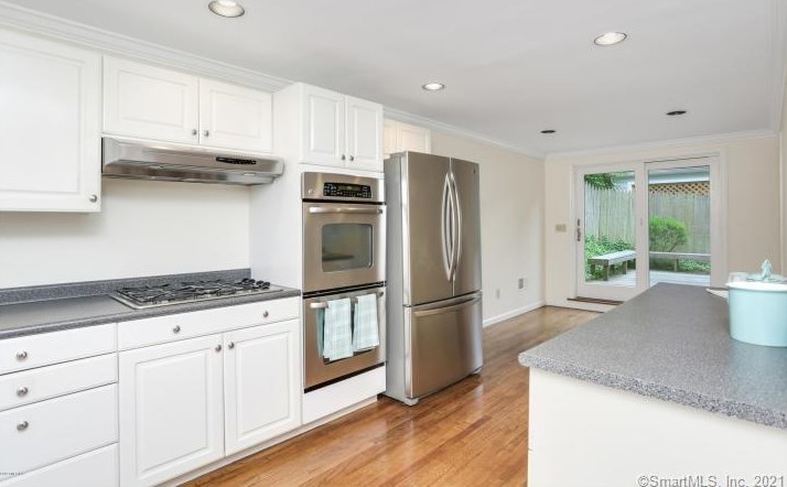 26 Lockwood Dr, Old Greenwich CT  06870-1923 exterior