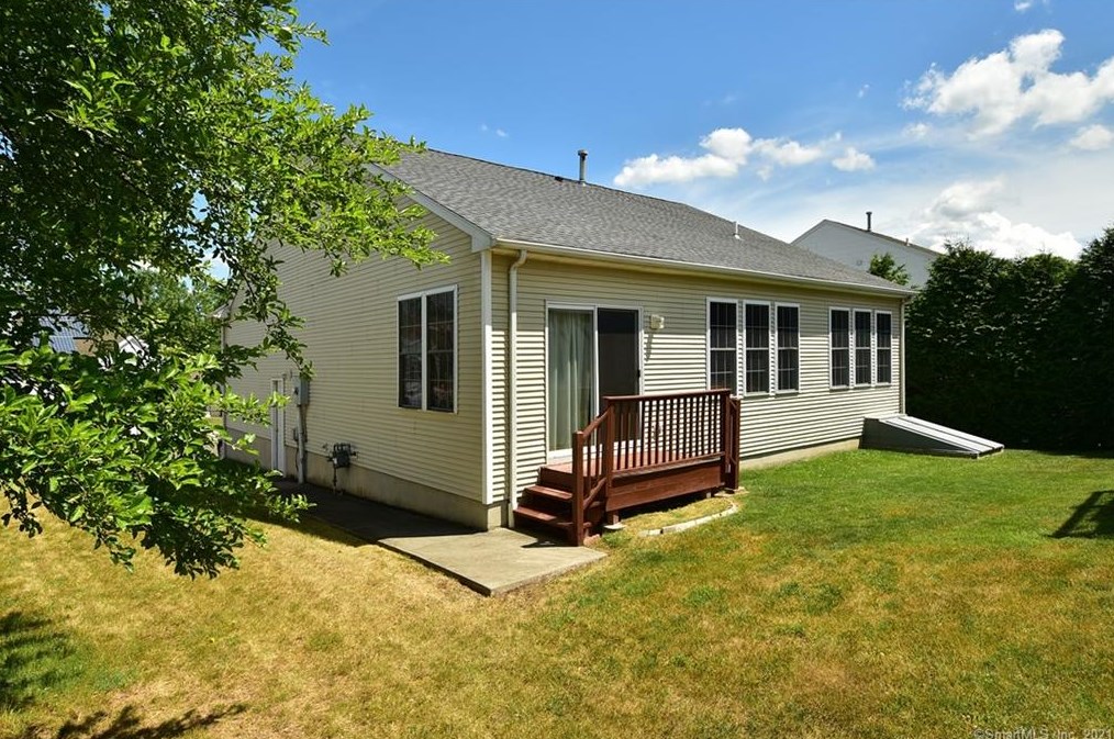 39 Primrose Ln, Suffield CT  06078-1983 exterior