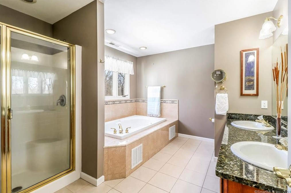 103 Peck Hl Rd, New Haven CT 06525-1334 exterior