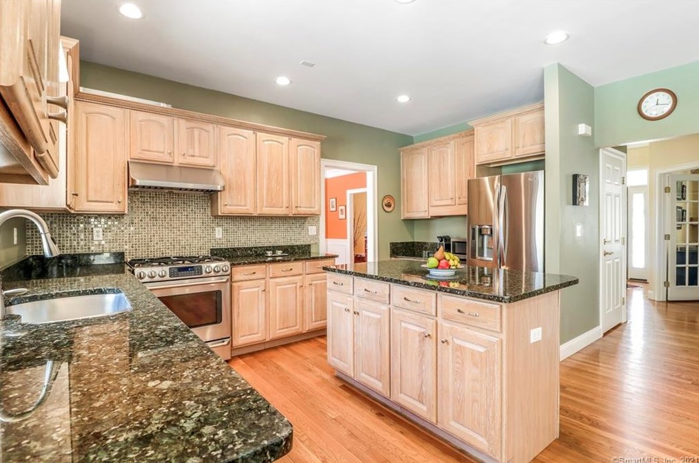 103 Peck Hl Rd, New Haven CT 06525-1334 exterior