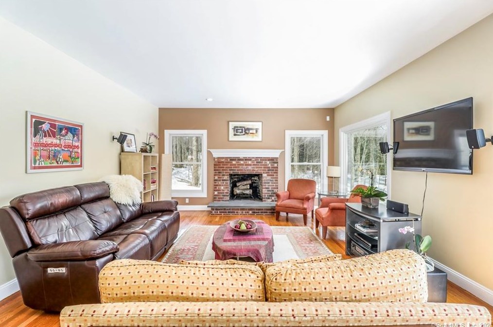 103 Peck Hl Rd, New Haven CT 06525-1334 exterior