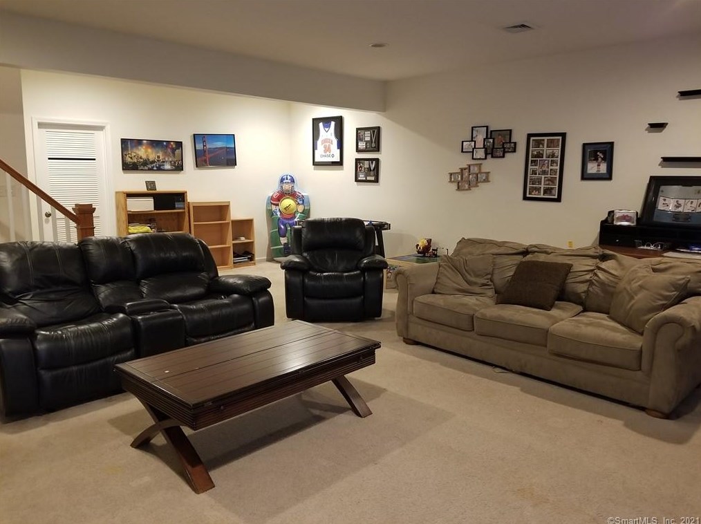 20 Lawrence Ave, Danbury CT  06810-5181 exterior