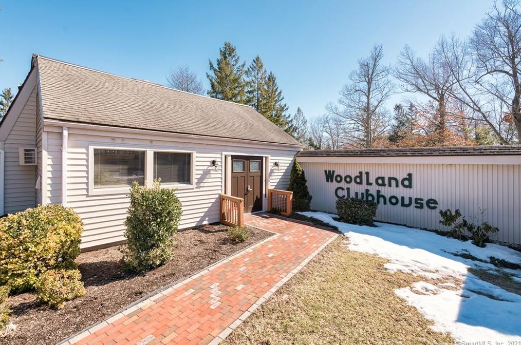 23 Woodland Dr, Cromwell CT  06416-1149 exterior