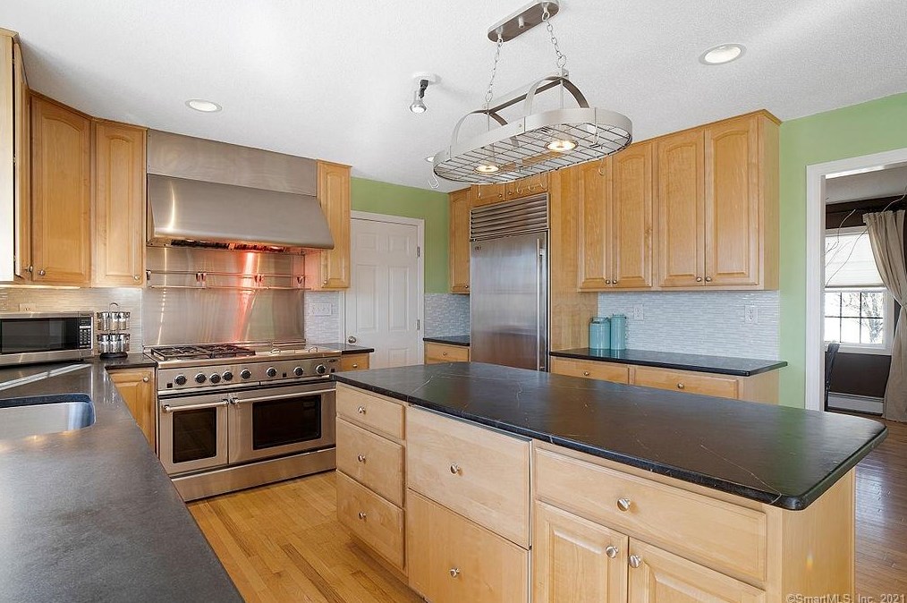 142 Debbie Dr, Meriden CT 06451-3694 exterior