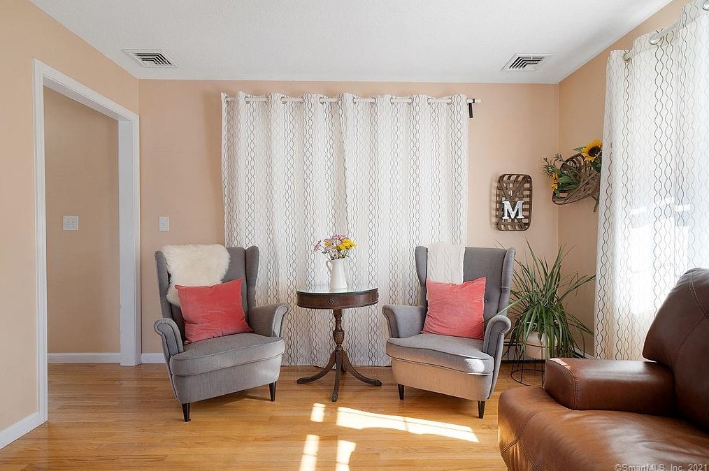 142 Debbie Dr, Meriden CT 06451-3694 exterior