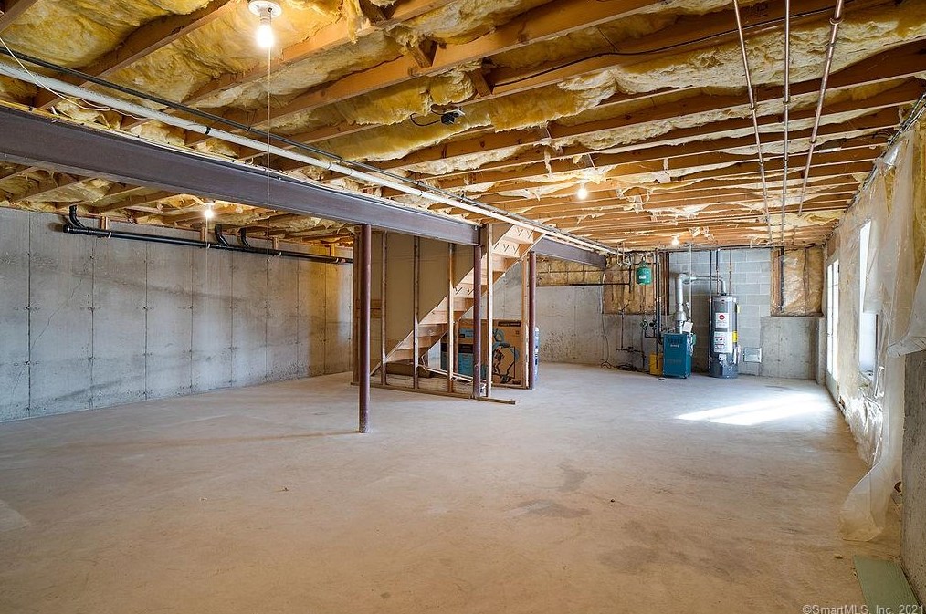 142 Debbie Dr, Meriden CT 06451-3694 exterior