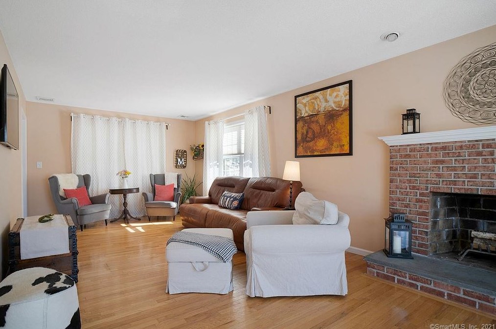 142 Debbie Dr, Meriden CT 06451-3694 exterior