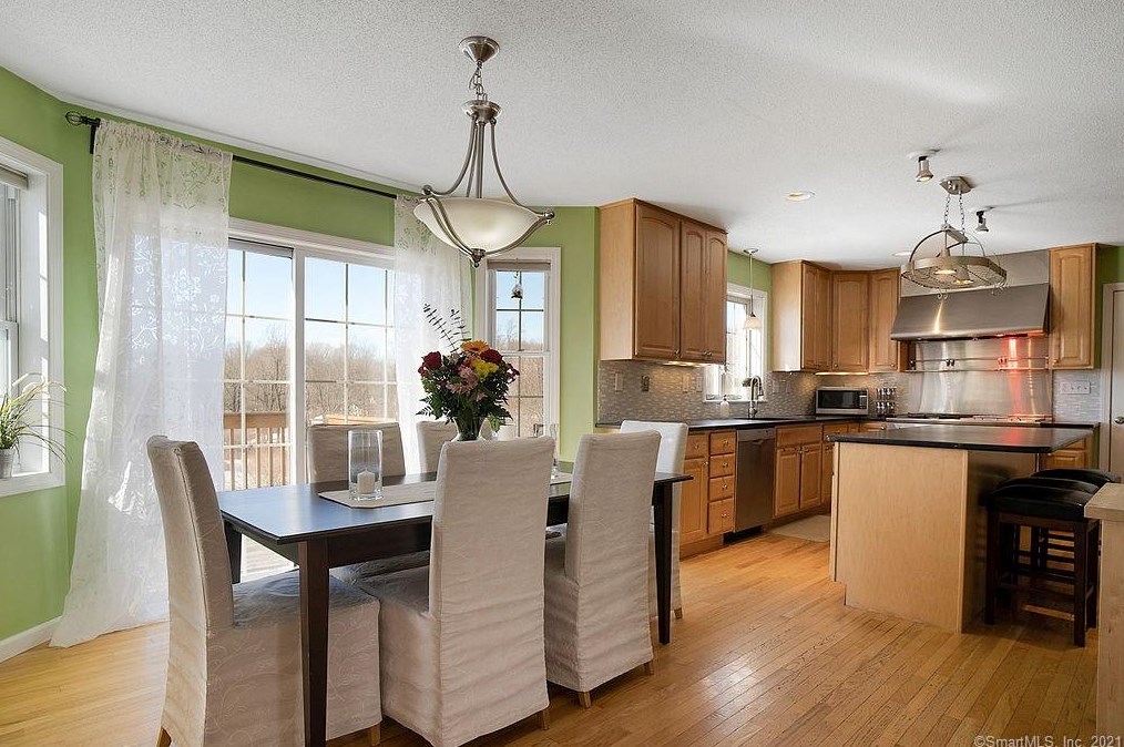 142 Debbie Dr, Meriden CT 06451-3694 exterior