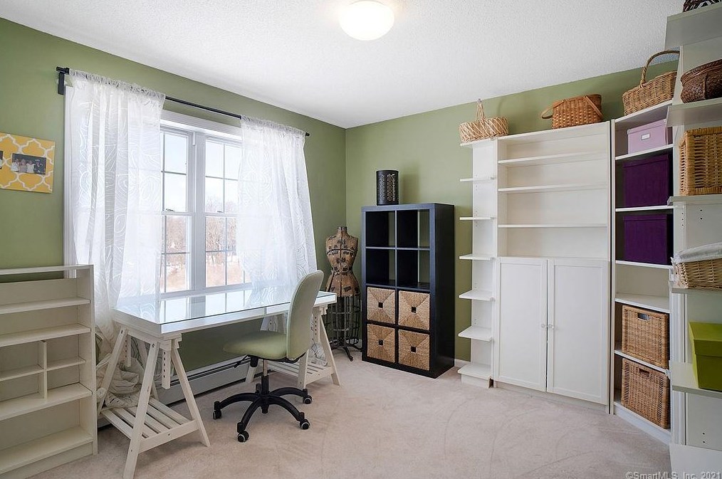 142 Debbie Dr, Meriden CT 06451-3694 exterior