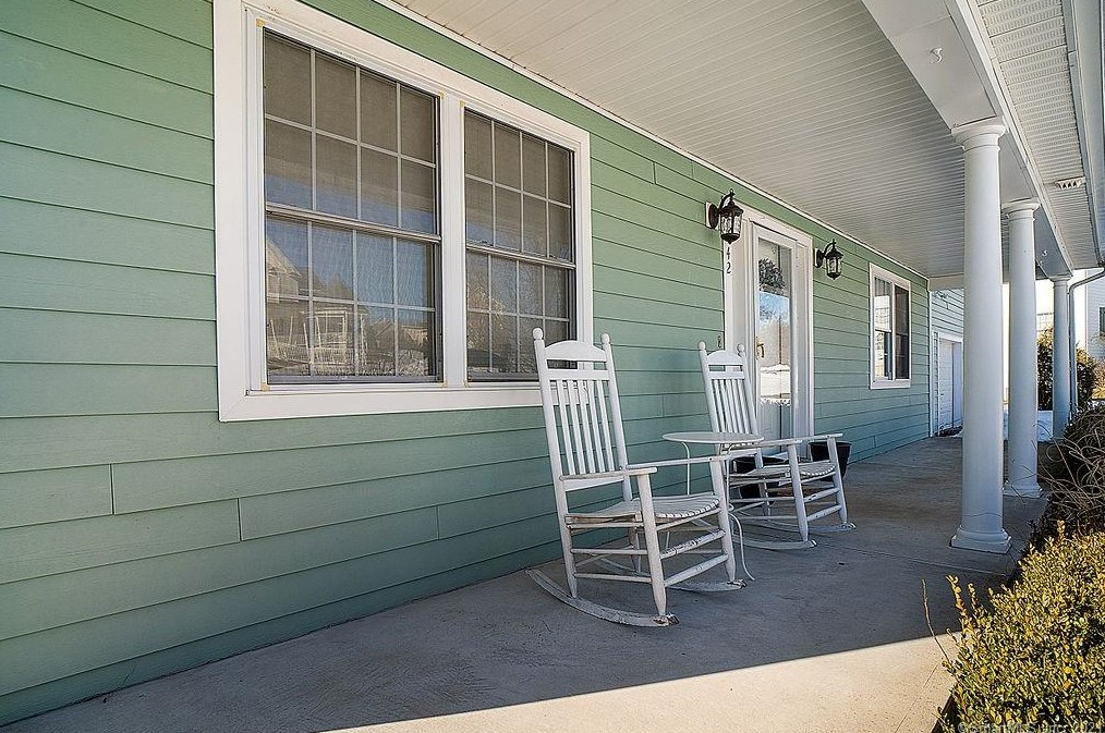 142 Debbie Dr, Meriden CT 06451-3694 exterior