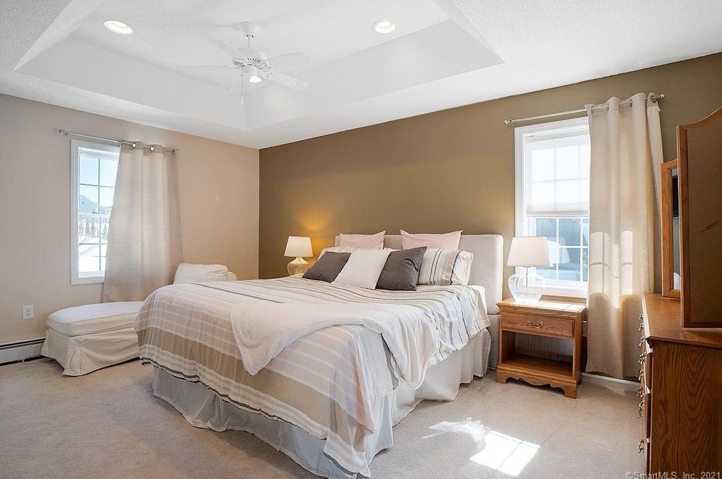 142 Debbie Dr, Meriden CT 06451-3694 exterior