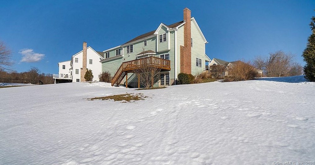 142 Debbie Dr, Meriden CT 06451-3694 exterior