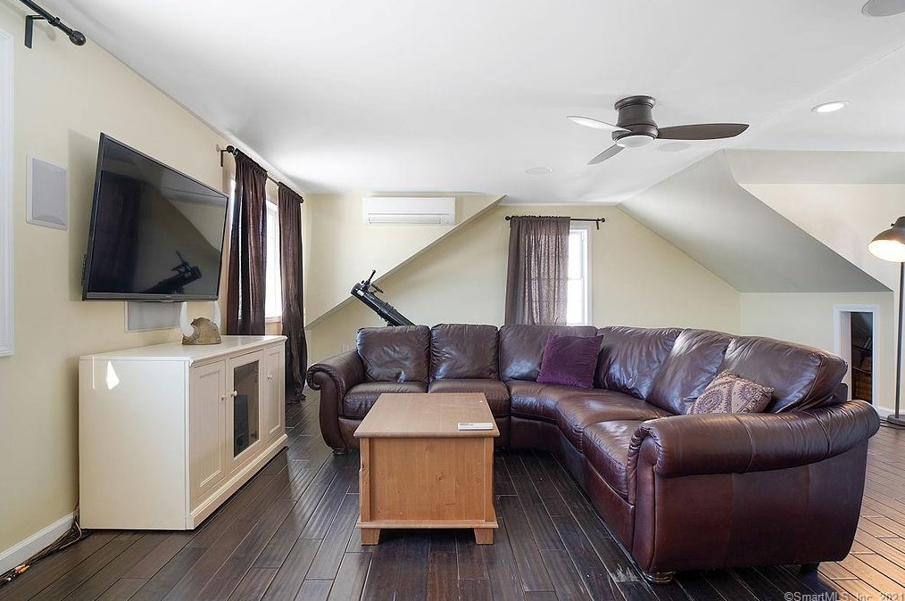 142 Debbie Dr, Meriden CT 06451-3694 exterior