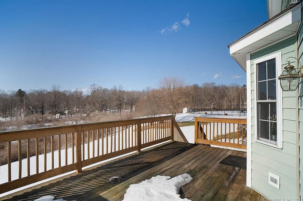 142 Debbie Dr, Meriden CT 06451-3694 exterior