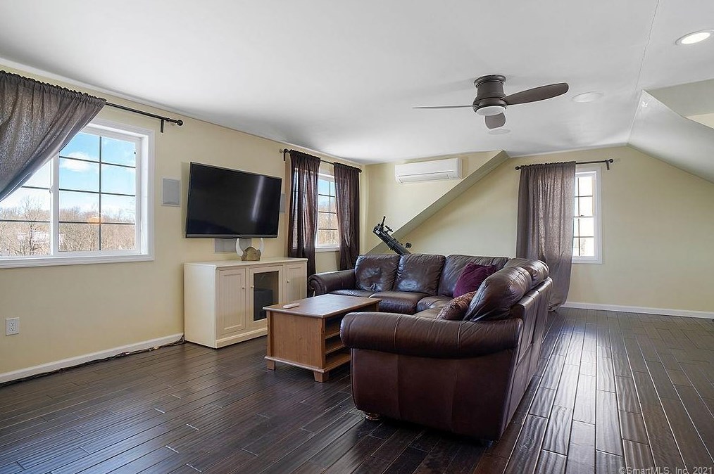 142 Debbie Dr, Meriden CT 06451-3694 exterior