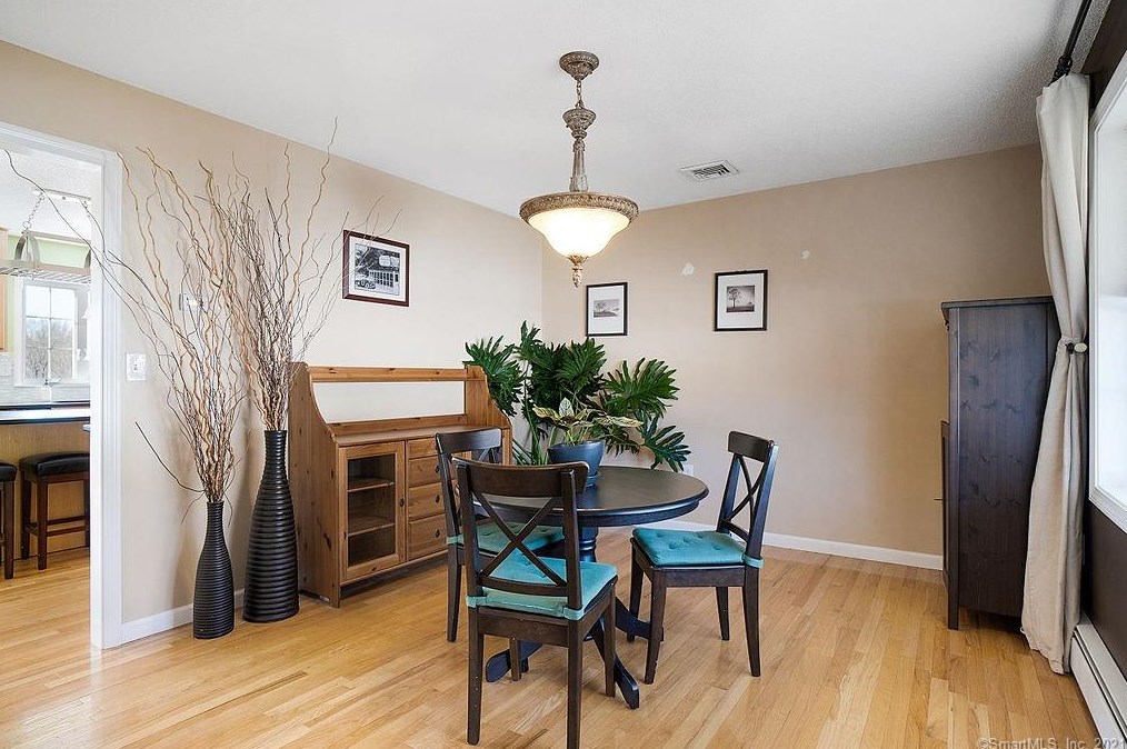 142 Debbie Dr, Meriden CT 06451-3694 exterior