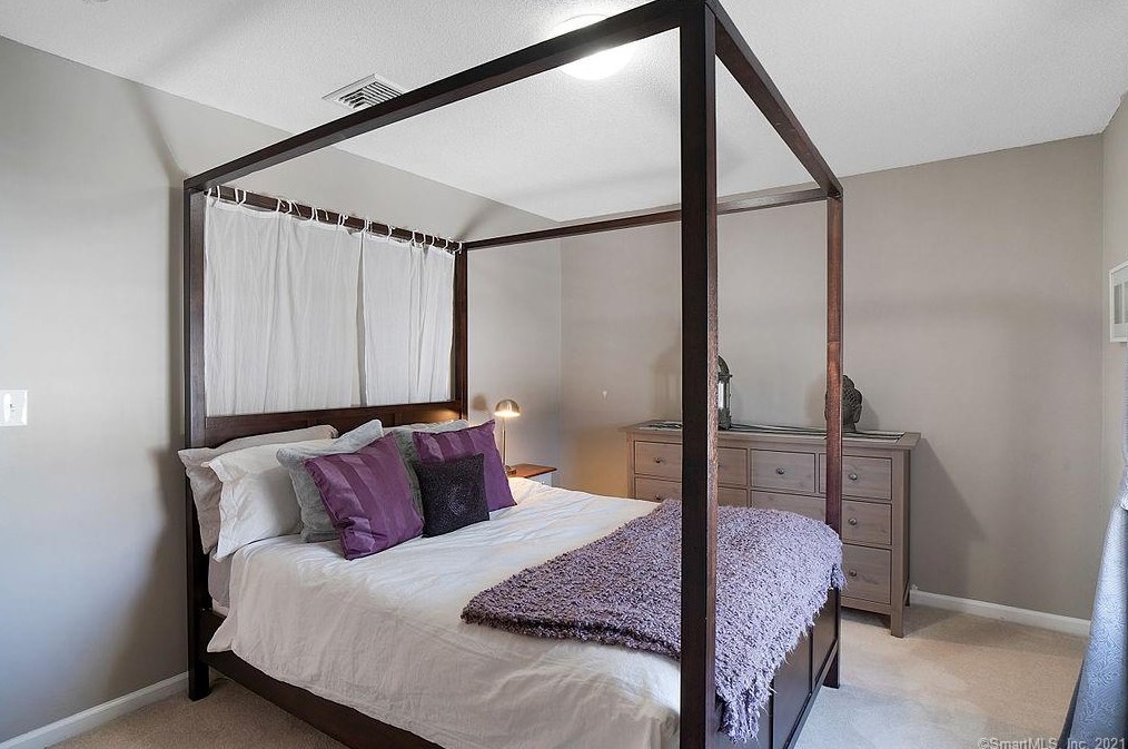 142 Debbie Dr, Meriden CT 06451-3694 exterior