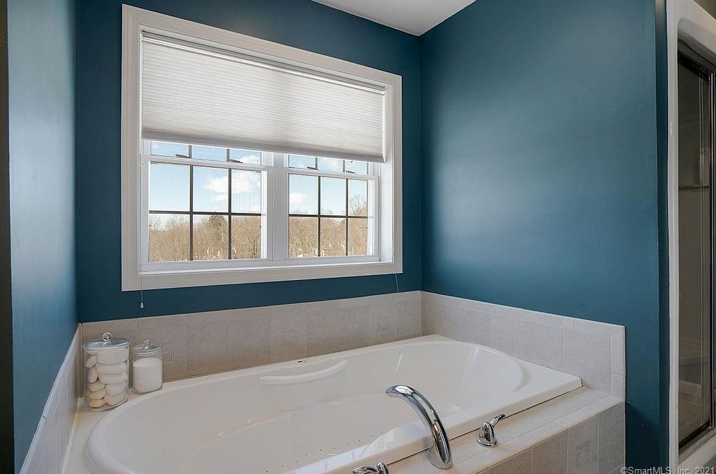 142 Debbie Dr, Meriden CT 06451-3694 exterior