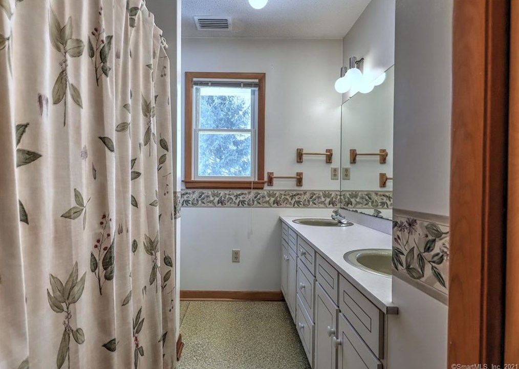 535 Carrington Rd, New Haven CT 06524-3158 exterior