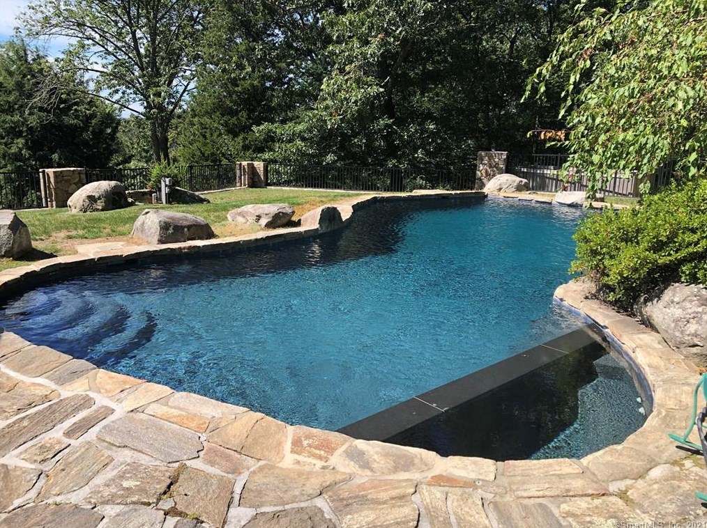 1526 Catamount Rd, Fairfield CT  06824-1655 exterior