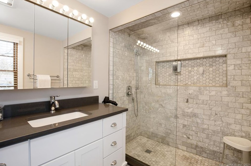 21 Westmoreland Dr, Hartford CT 06117-2656 exterior