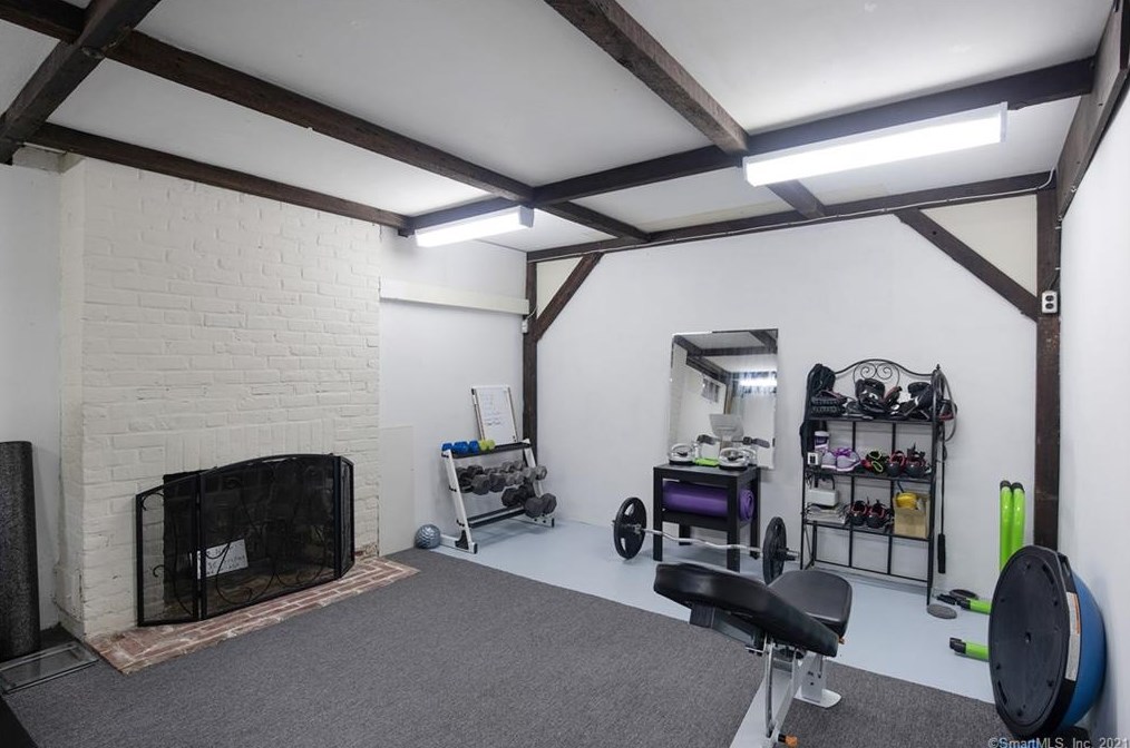 21 Westmoreland Dr, Hartford CT 06117-2656 exterior