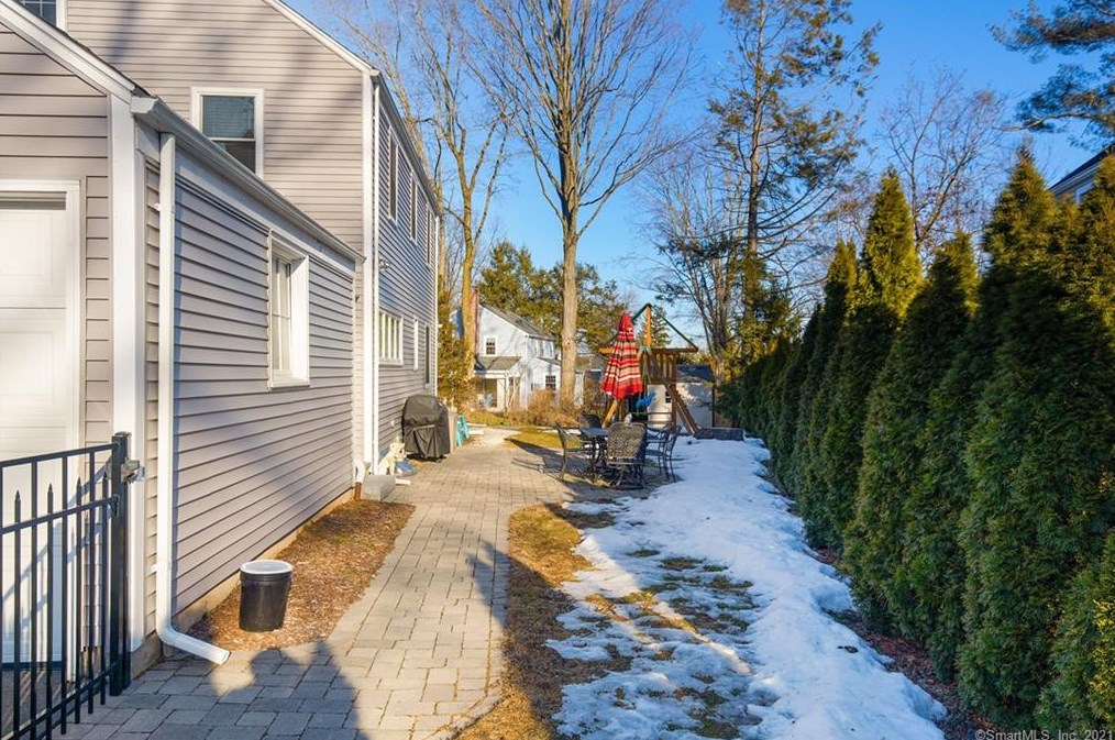 21 Westmoreland Dr, Hartford CT 06117-2656 exterior