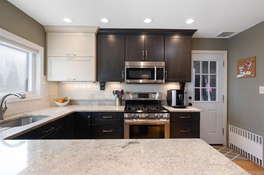 21 Westmoreland Dr, Hartford CT 06117-2656 exterior