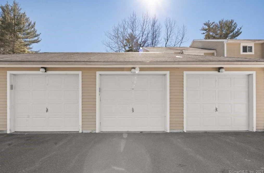 17 Wiggins Farm Dr, Simsbury CT  06070-3159 exterior