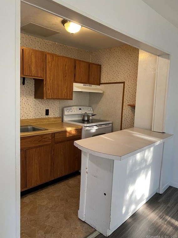 6 Comstock Ave, Ivoryton CT  06442-1207 exterior