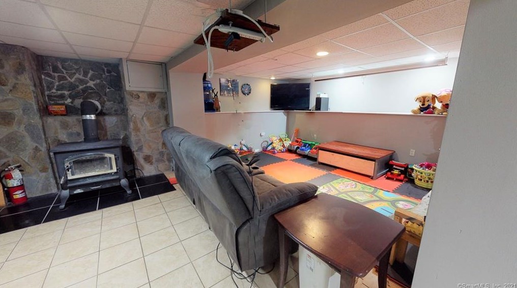 27 Burke Rd, Vernon CT 06066-2453 exterior