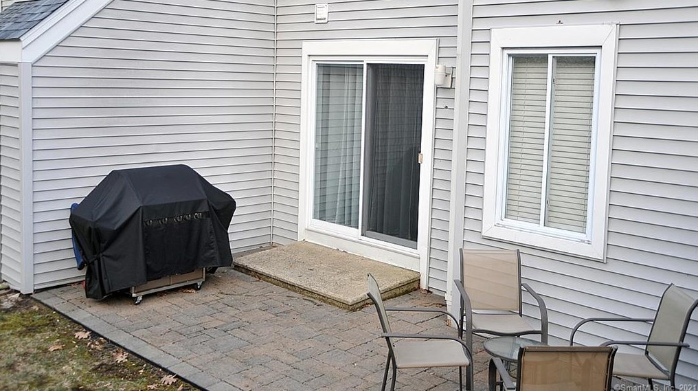 37 Country Pl, Huntington CT  06484-3862 exterior