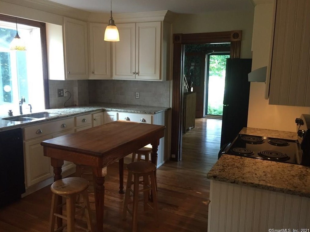 430 Mapleton Ave, Suffield CT  06078-1702 exterior