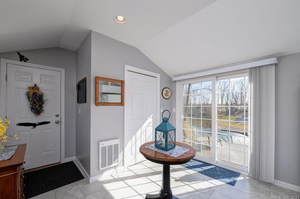 1080 Ratley Rd, Suffield CT 06093-2411 exterior