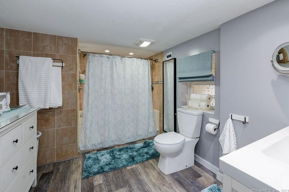 1080 Ratley Rd, Suffield CT 06093-2411 exterior