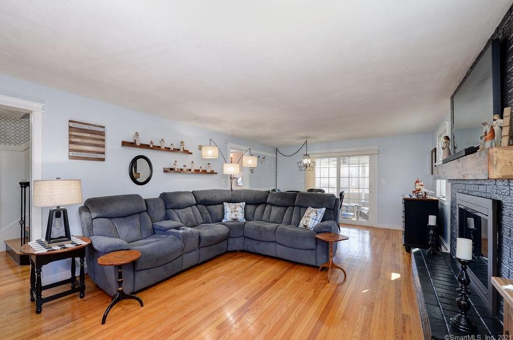 1080 Ratley Rd, Suffield CT 06093-2411 exterior