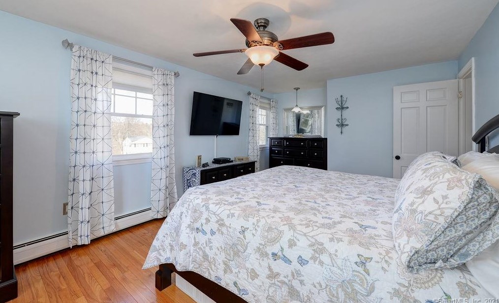 1080 Ratley Rd, Suffield CT 06093-2411 exterior