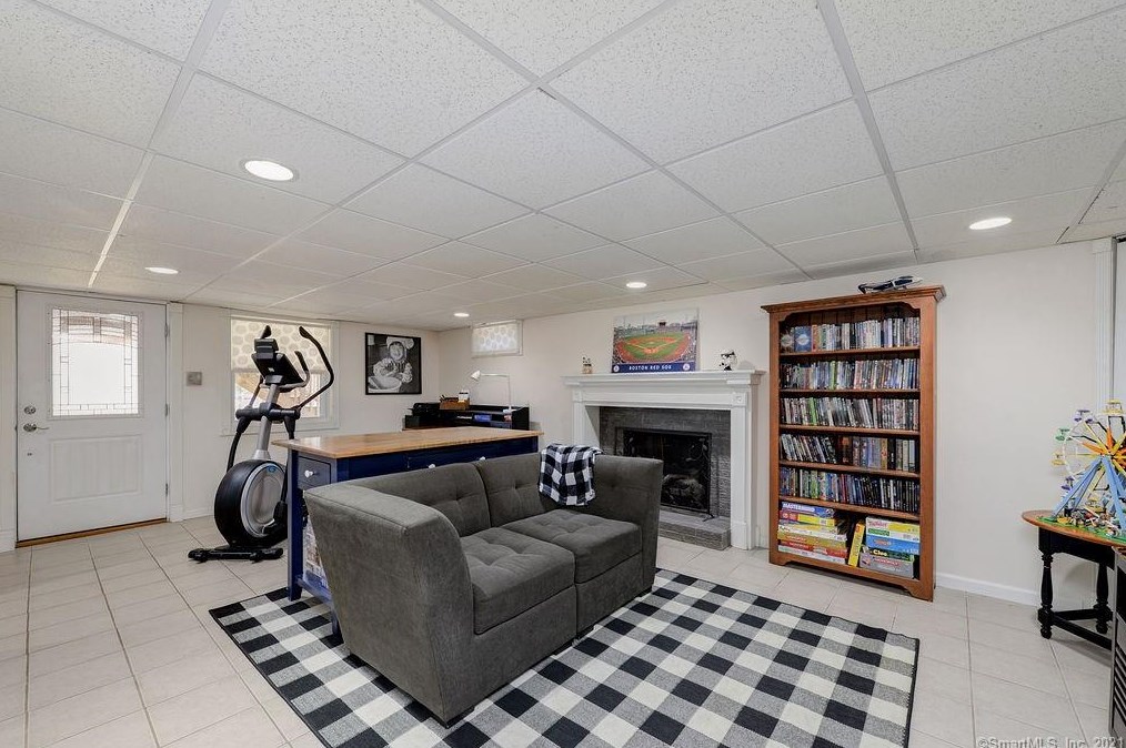 1080 Ratley Rd, Suffield CT 06093-2411 exterior