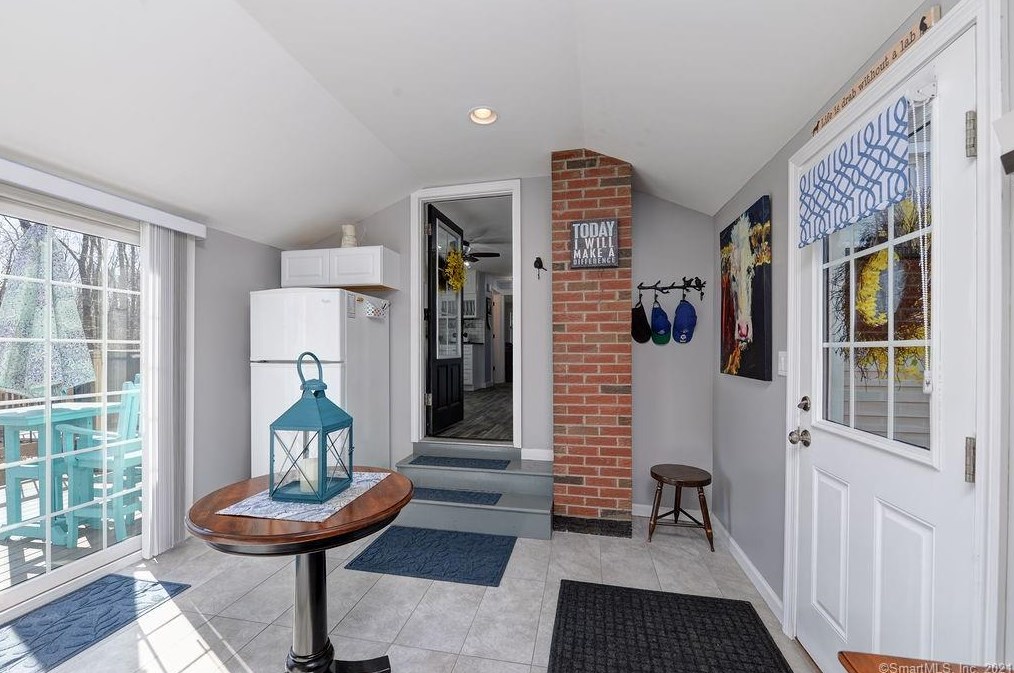 1080 Ratley Rd, Suffield CT 06093-2411 exterior