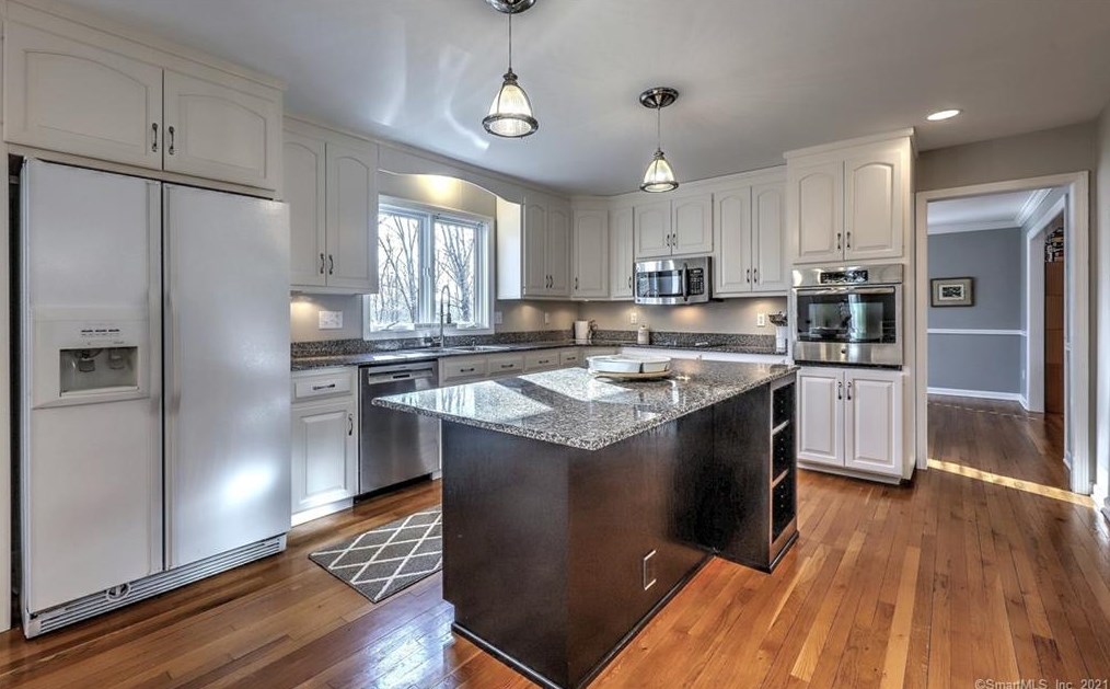 613 Patriot Rd, Southbury CT  06488-3223 exterior