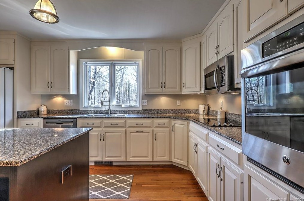 613 Patriot Rd, Southbury CT  06488-3223 exterior